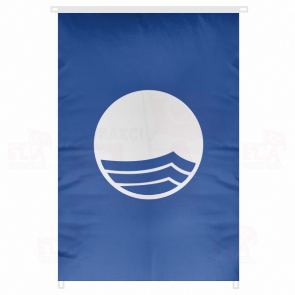 Mavi Deniz Bina Boyu Bayraklar